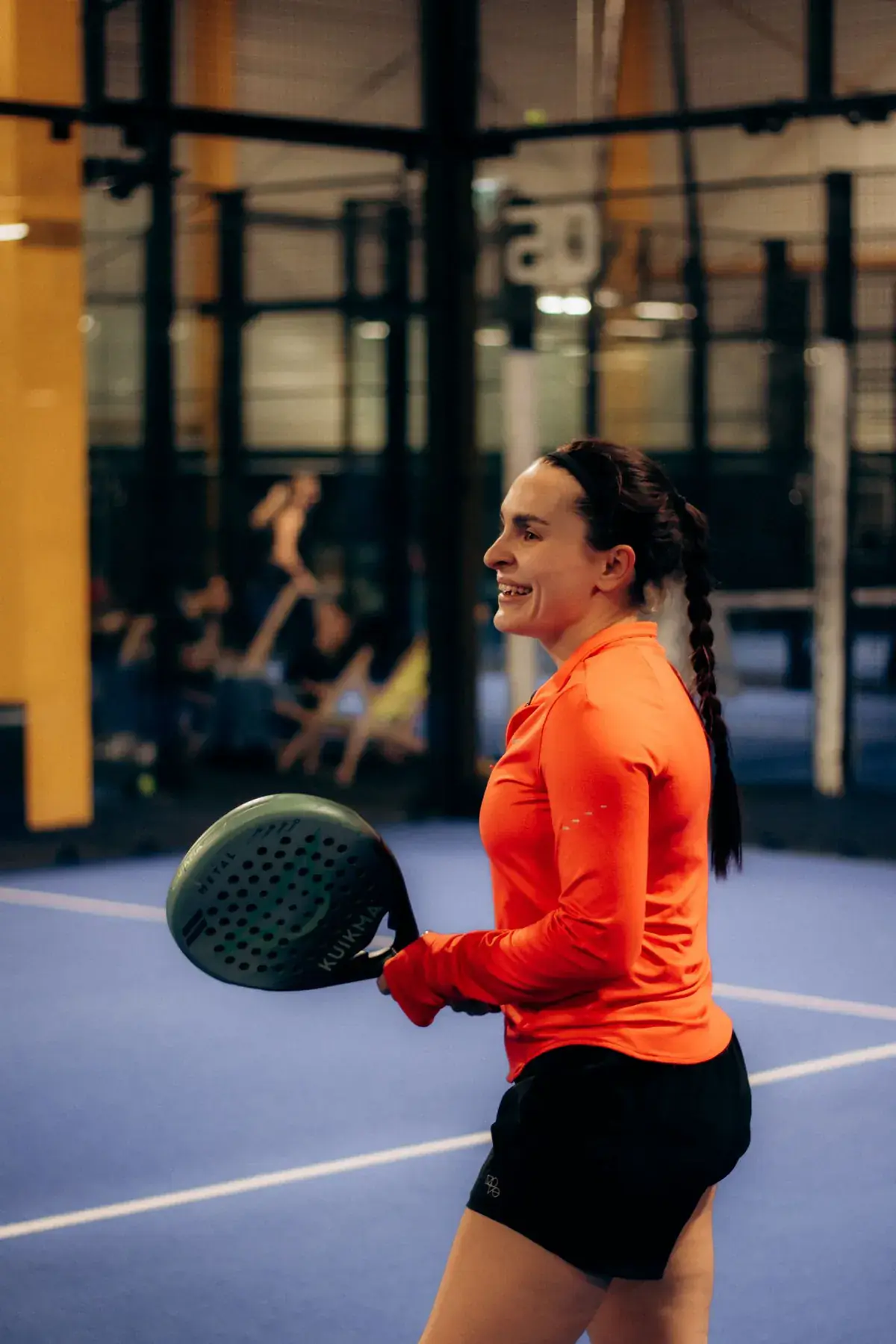 Trening padla z trenerem na korcie w hali